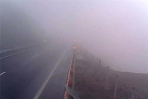 冬日駕車出行遇到團霧怎么辦？學會這7招或許能保命！