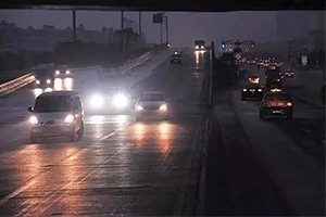 夜間開車老司機都懂：走灰不走白，見黑停下來！