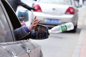 開車時這個小動作要當(dāng)心！雖然不起眼但后果很嚴(yán)重！