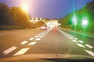 跑高速，遇到這種魚骨狀標(biāo)線千萬要注意
