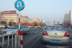 車主請注意！路口不要這樣轉(zhuǎn)彎，一旦被發(fā)現(xiàn)，扣8分罰500元
