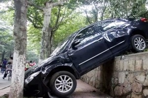 汽車剎車失靈前的4個征兆，記住了關(guān)鍵時候能保命！
