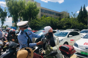 萬(wàn)順叫車(chē)麗江分公司無(wú)償為市民發(fā)放安全頭盔